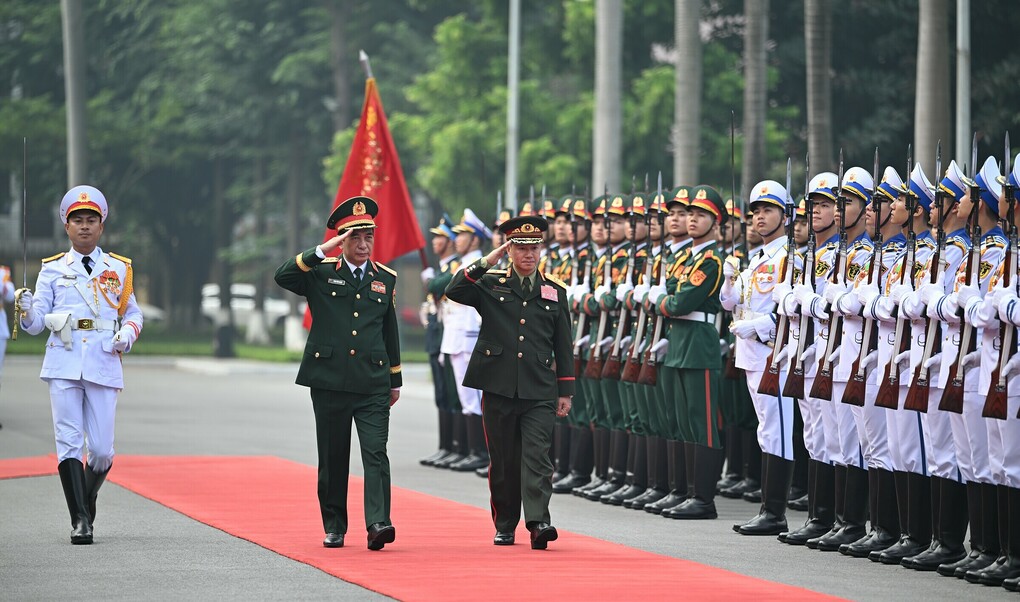 Đại tướng Phan Văn Giang và Đại tướng Khamliang Outhakaysone duyệt đội danh dự QĐND Việt Nam. Ảnh: Giang Huy