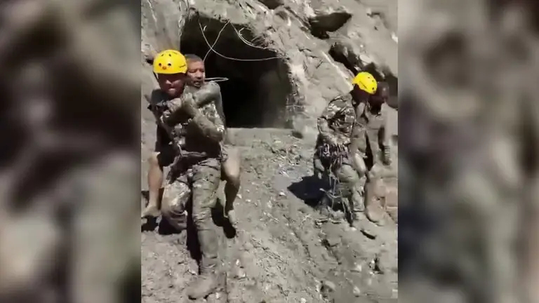 Hàng trăm người được giải cứu từ đường hầm thủy điện Nepal