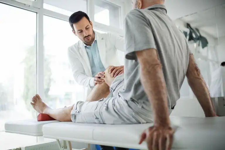 Những người lựa chọn GAE thường đã chán nản với các mũi tiêm corticoid trước đó và một bộ phận vẫn tiếp tục tìm đến steroid sau thủ thuật. Ảnh minh họa: ReVacsMed