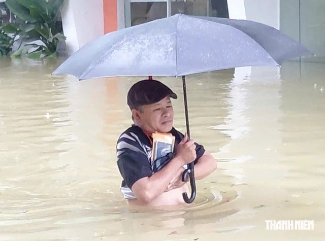 Người dân lội nước ngập đi sạc điện thoại ở Huế năm 2025