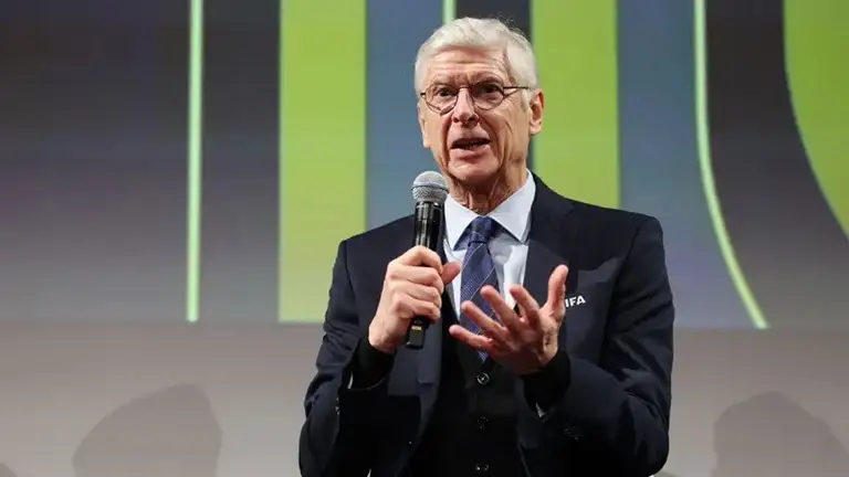 Ông Wenger bị réo tên vì sự im lặng của mình - Ảnh: REUTERS