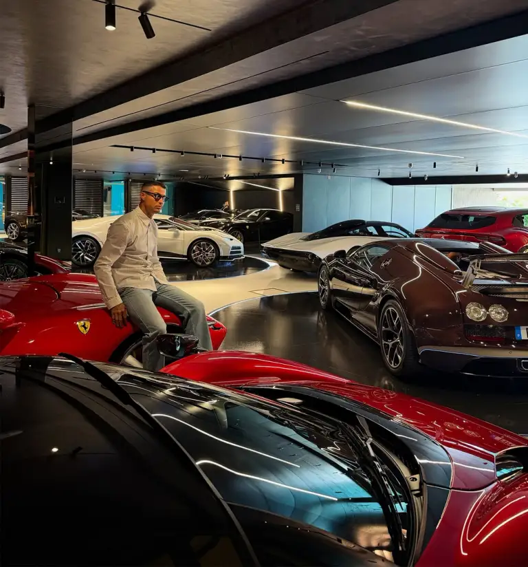 Cristiano Ronaldo ngồi lên một chiếc Ferrari, phía trước là siêu xe Bugatti Veyron Grand Sport Vitesse màu nâu. Phía xa là một chiếc siêu xe hàng hiếm Bugati Centodieci. Ảnh: Cristiano Ronaldo