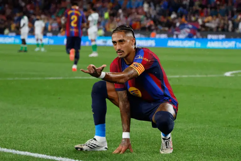 Raphinha mừng bàn nâng tỷ số lên 2-0 từ chấm phạt đền trong trận Barca gặp Racing Santander trên sân Camp Nou, thành phố Barcelona ngày 16/9/2026. Ảnh: AP