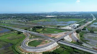 Nút giao 'loa kèn' nối Khu kinh tế Dung Quất với cao tốc thông xe