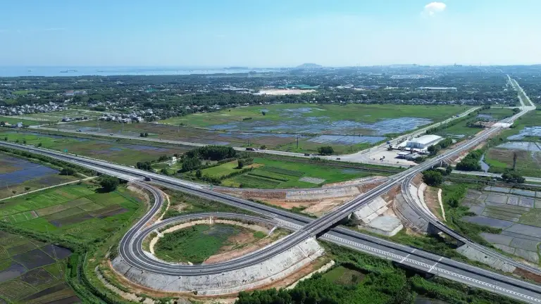 Nút giao 'loa kèn' nối Khu kinh tế Dung Quất với cao tốc thông xe
