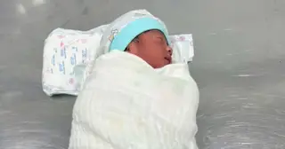Thấy bé sơ sinh bị bỏ rơi, cô gái ở TP.HCM bế về chăm sóc