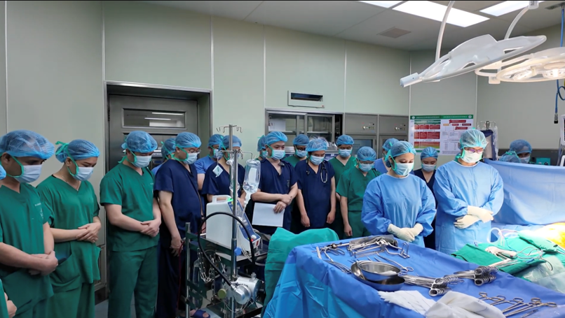 Các y bác sĩ Bệnh viện Bạch Mai cuối đầu tri ân người hiến tạng - Ảnh: BVCC