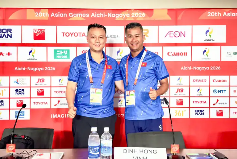 HLV Đinh Hồng Vinh (phải) tại buổi họp báo trước vòng bảng môn bóng đá nam Asiad 2026 - Ảnh: VFF