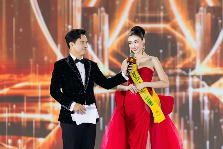 Emoura Phạm trong phần thi thuyết trình về hòa bình - Ảnh: KIẾNG CẬN STUDIO
