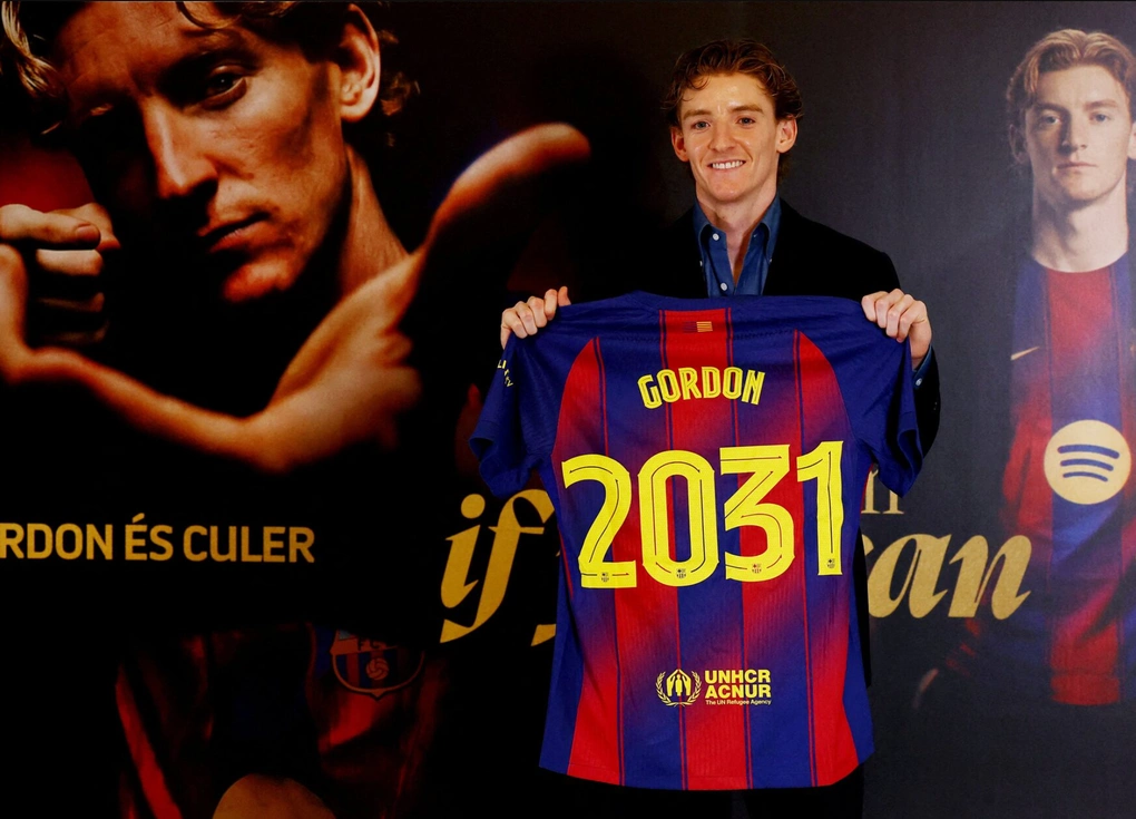 Anthony Gordon chụp ảnh ra mắt truyền thông khi cập bến Barca ở sân Camp Nou, Barcelona, Tây Ban Nha ngày 29/5/2026. Ảnh: Reuters