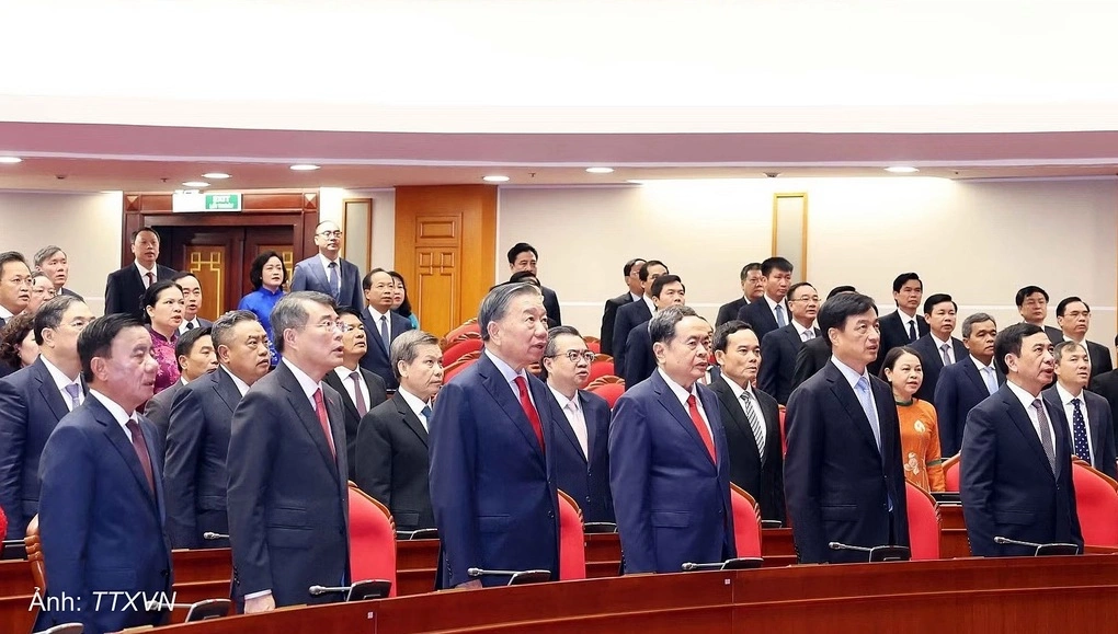 Tổng Bí thư, Chủ tịch nước Tô Lâm cùng lãnh đạo Đảng, Nhà nước làm lễ chào cờ tại phiên khai mạc Hội nghị Trung ương 4 khóa 14, sáng 5/10. Ảnh: TTXVN