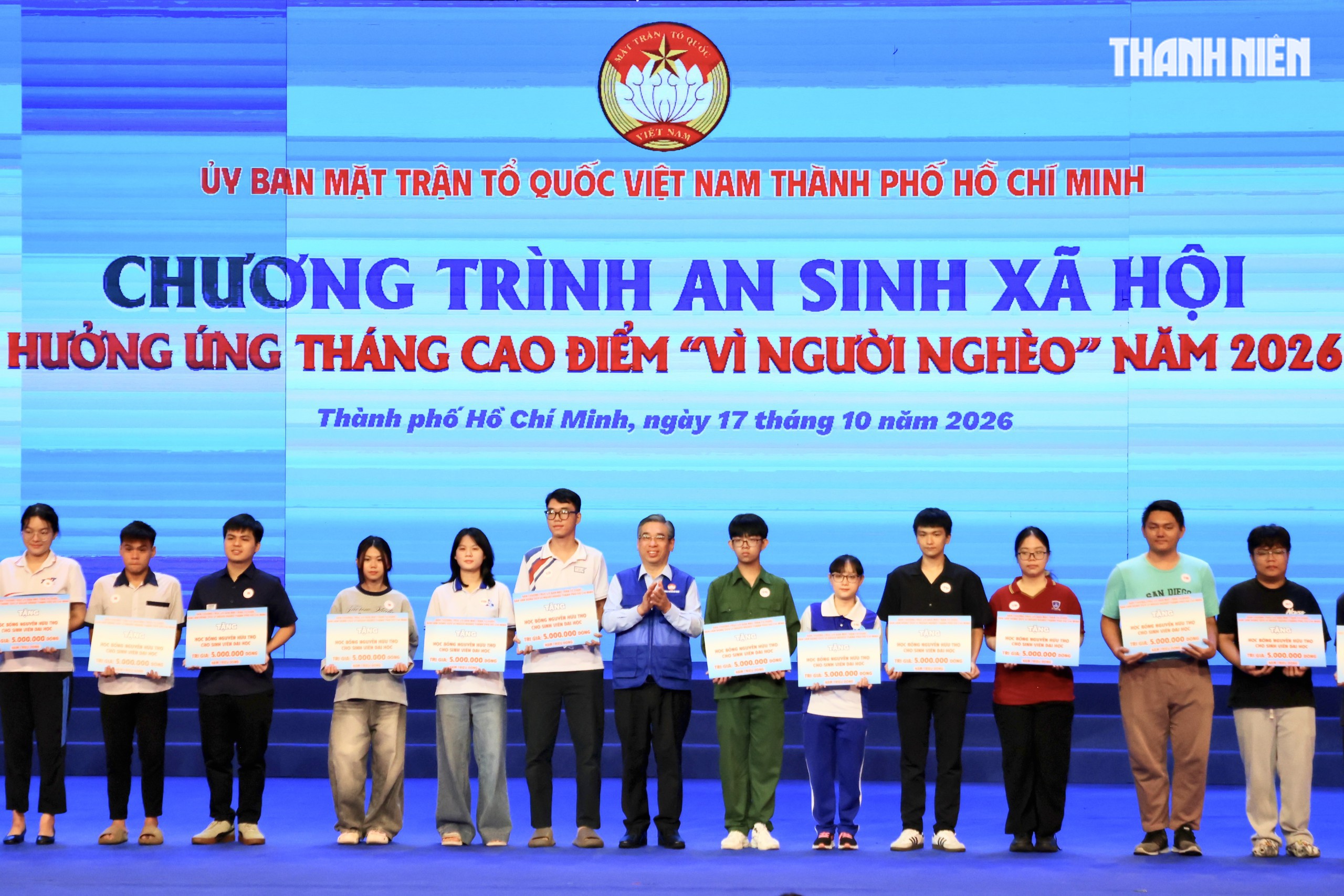 Phó bí thư Thành ủy, Chủ tịch Ủy ban MTTQ Việt Nam TP.HCM Nguyễn Phước Lộc, trao học bổng Nguyễn Hữu Thọ đến học sinh, sinh viên có hoàn cảnh khó khăn