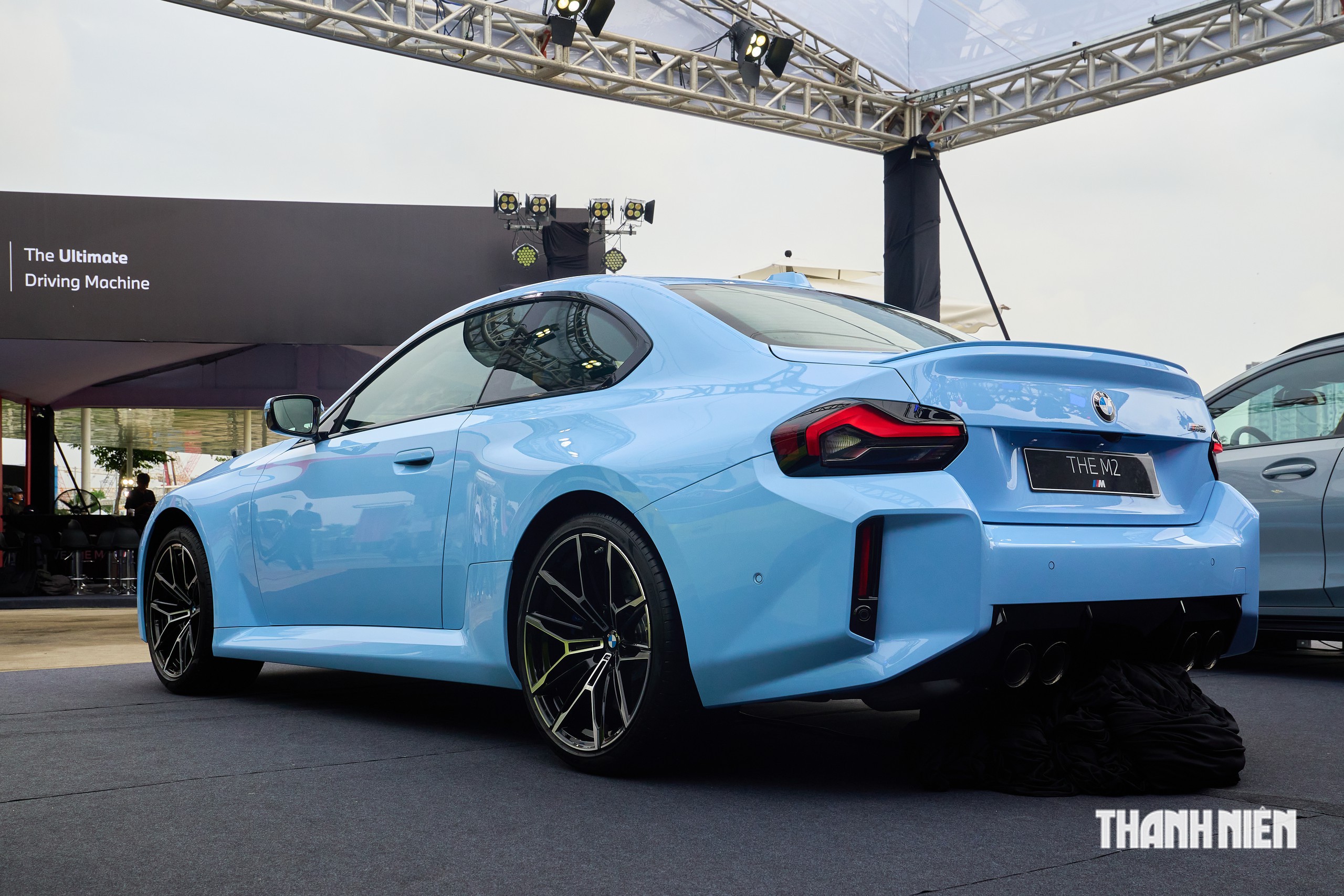 BMW M2 thế hệ G87 sở hữu tỷ lệ thân xe đặc trưng của một mẫu coupe hiệu năng cao, với nắp ca-pô dài, khoang cabin đẩy về phía sau và hai vòm bánh nở rộng. Ở phía sau, phần hông cơ bắp kết hợp đuôi xe ngắn giúp M2 trông khá “đầm”
