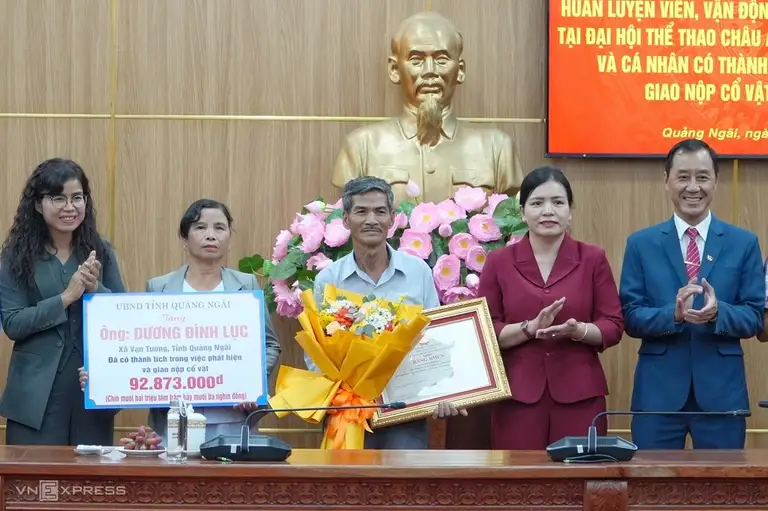 Ông Dương Đình Lục (ở giữa) cùng vợ nhận bằng khen của UBND Quảng Ngãi từ bà Y Ngọc, Phó Chủ tịch tỉnh (thứ hai bên phải sang). Ảnh: Phạm Linh