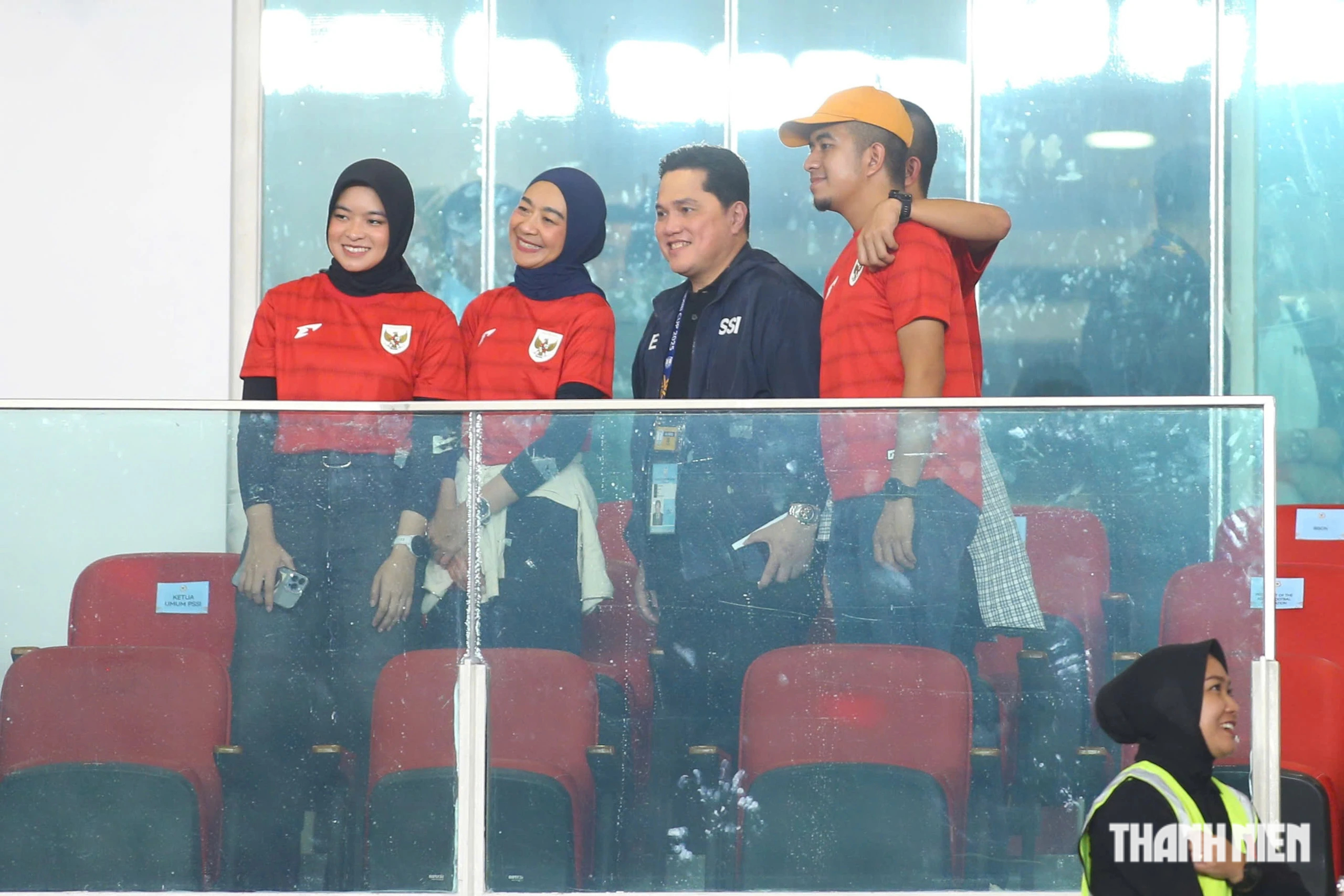 Chủ tịch PSSI, ông Erick Thohir (áo đen) hạnh phúc khi chứng kiến đội tuyển Indonesia giành quyền vào chung kết FIFA ASEAN Cup đầy kịch tính