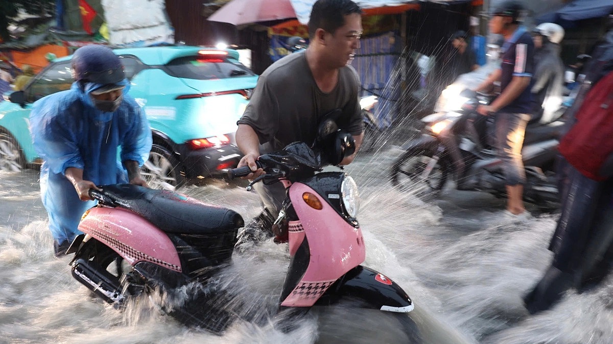 TP HCM tiếp tục mưa lớn giữa đợt triều cường