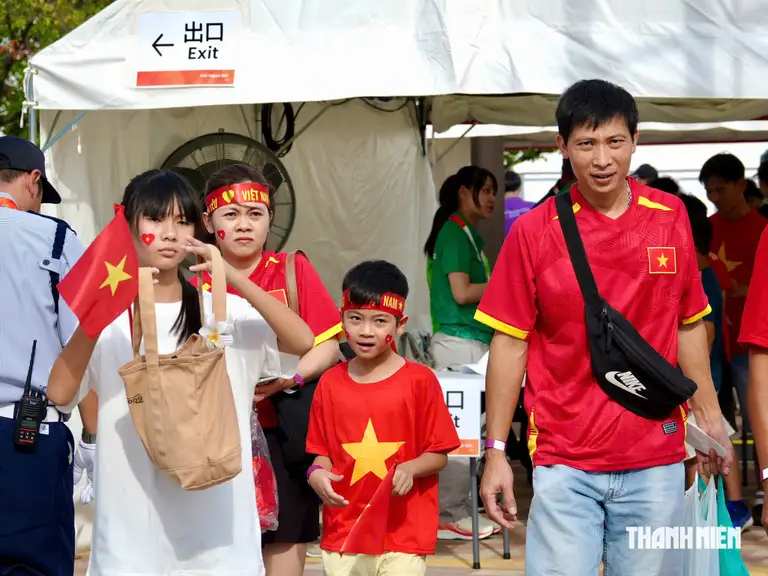 Có rất đông bạn nhỏ được lần đầu theo chân bố mẹ đến xem các chú U.23 Việt Nam chơi bóng tại ASIAD 2026