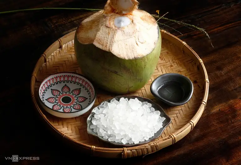 Nước dừa bổ sung đường tự nhiên, chất điện giải và bù nước. Ảnh: Bùi Thủy