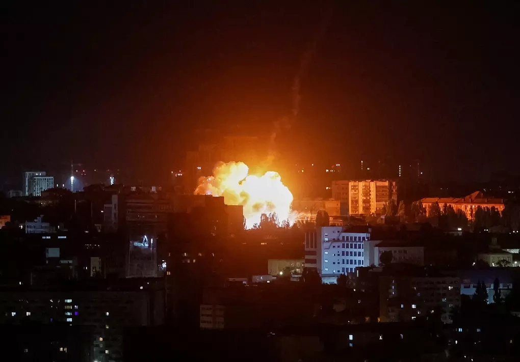 Khói lửa bốc lên sau một đòn tập kích của Nga vào Kiev, Ukraine ngày 19/7. Ảnh: Reuters