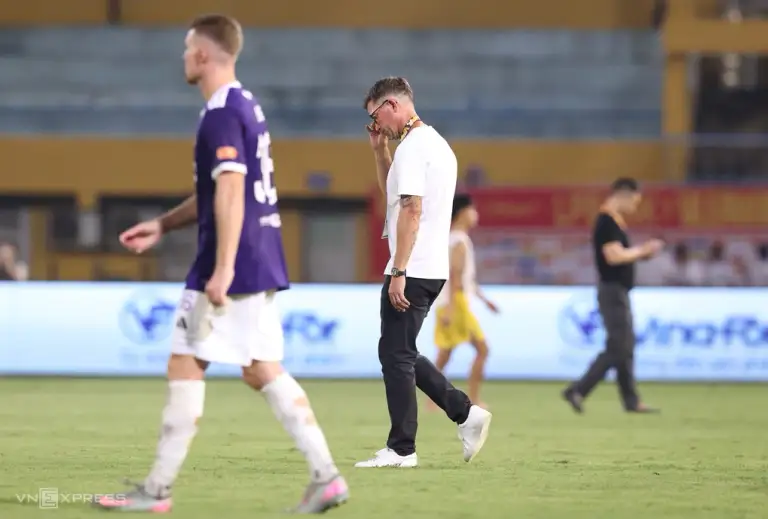 HLV Harry Kewell (áo trắng) của Hà Nội FC thất vọng sau trận thua SLNA 1-4 ở vòng 2 V-League 2026-2027 trên sân Hàng Đẫy, Hà Nội ngày 12/9/2026. Ảnh: Hoàng Huynh
