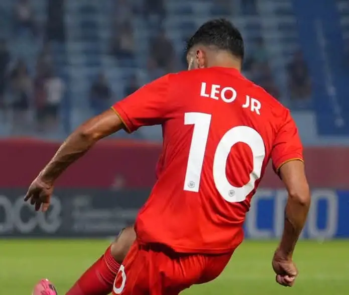 Chiếc áo in tên lạ của Leo Artur - Ảnh: NVCC