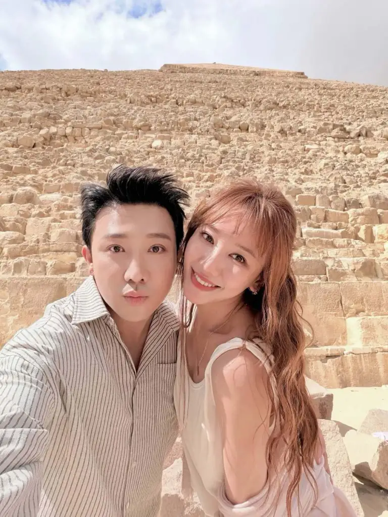 Trấn Thành, Hari Won tại quần thể kim tự tháp Giza. Ảnh: Nhân vật cung cấp
