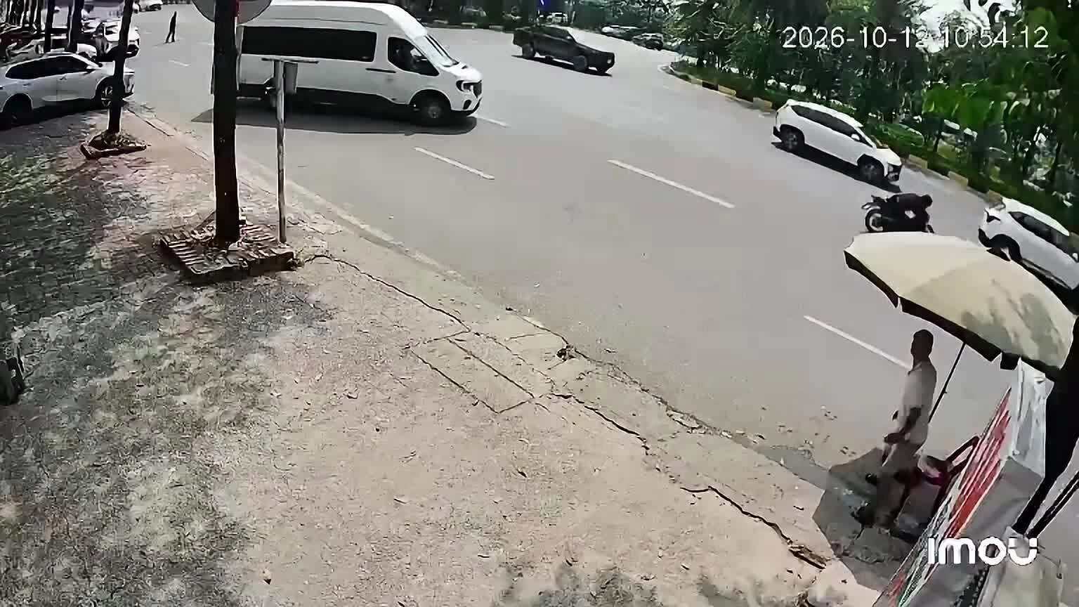 Tình huống tương tự, chiếc xe 16 chỗ nhao ra đường ngay khi vừa mở lái, hất người đi xe máy cùng chiều hôm 12/10 tại đường Võ Nguyên Giáp, Hà Nội. Video: Thành Công