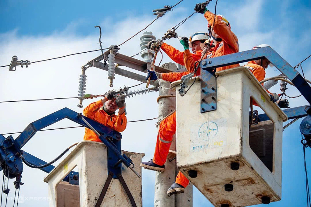 Công nhân Tổng công ty Điện lực miền Trung khắc phục sự cố trên lưới điện, tháng 11/2025. Ảnh: An Phương