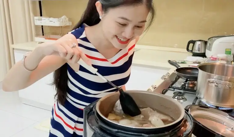 Quế Trân và niềm vui khi nấu nồi phở bò đãi gia đình - Ảnh: NVCC