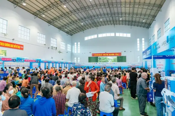 1.200 người dân xã Tiểu Cần (Vĩnh Long) được khám bệnh, tư vấn sức khỏe và cấp phát thuốc miễn phí - Ảnh: H.KHÁNH