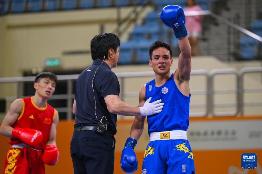 Đinh Văn Tâm (xanh) thắng Âu Gia Minh ở World Cup - Ảnh: XHN