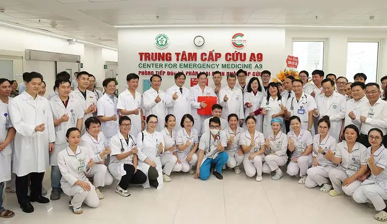 Thủ tướng Lê Minh Hưng đến thăm, tặng quà động viên y bác sĩ Bệnh viện Bạch Mai làm việc tại cơ sở Ninh Bình.