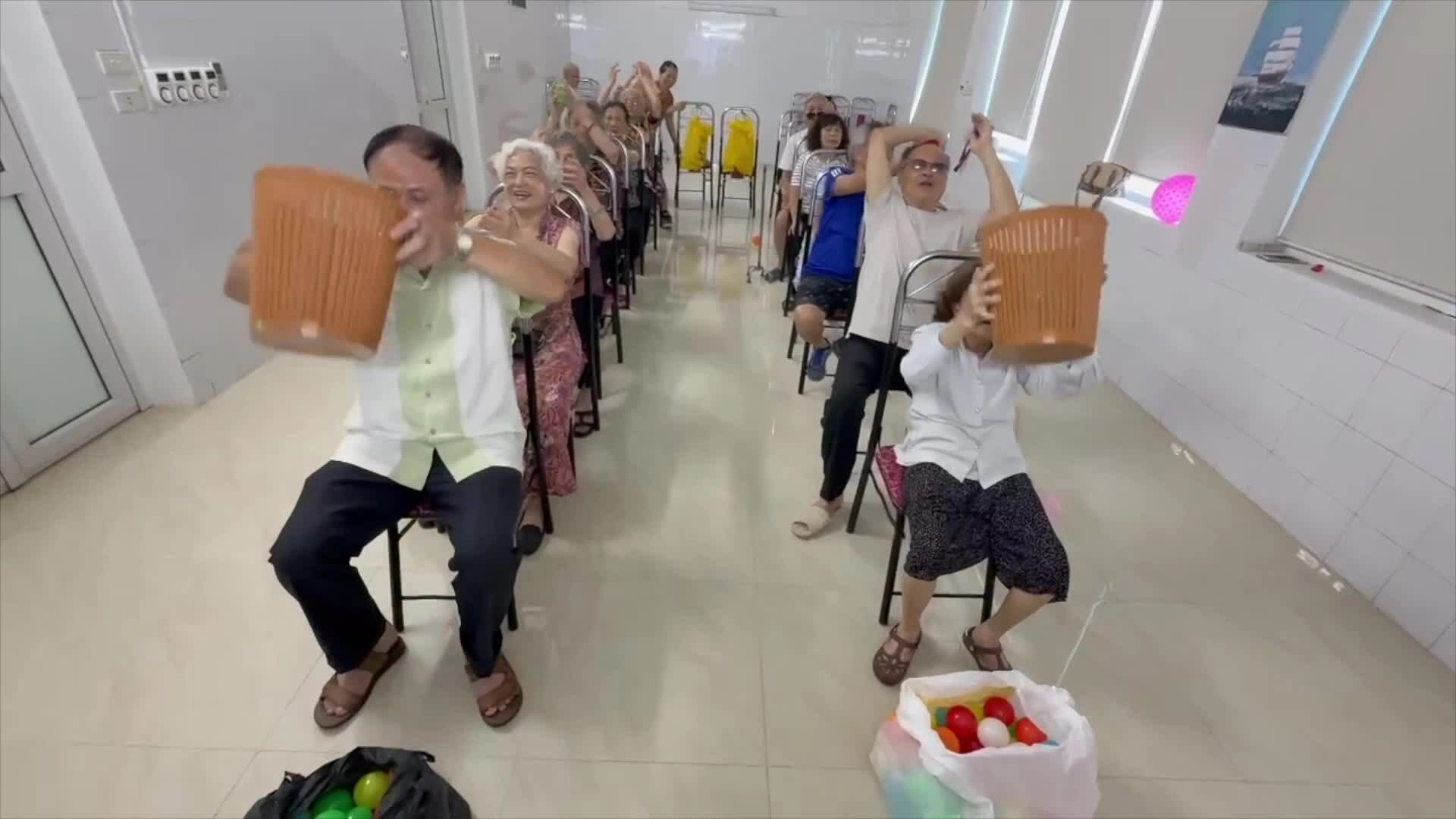 Người cao tuổi tại Cơ sở chăm sóc ban ngày phường Bồ Đề tham gia các hoạt động văn nghệ, thể dục thể thao. Video: Trung tâm cung cấp