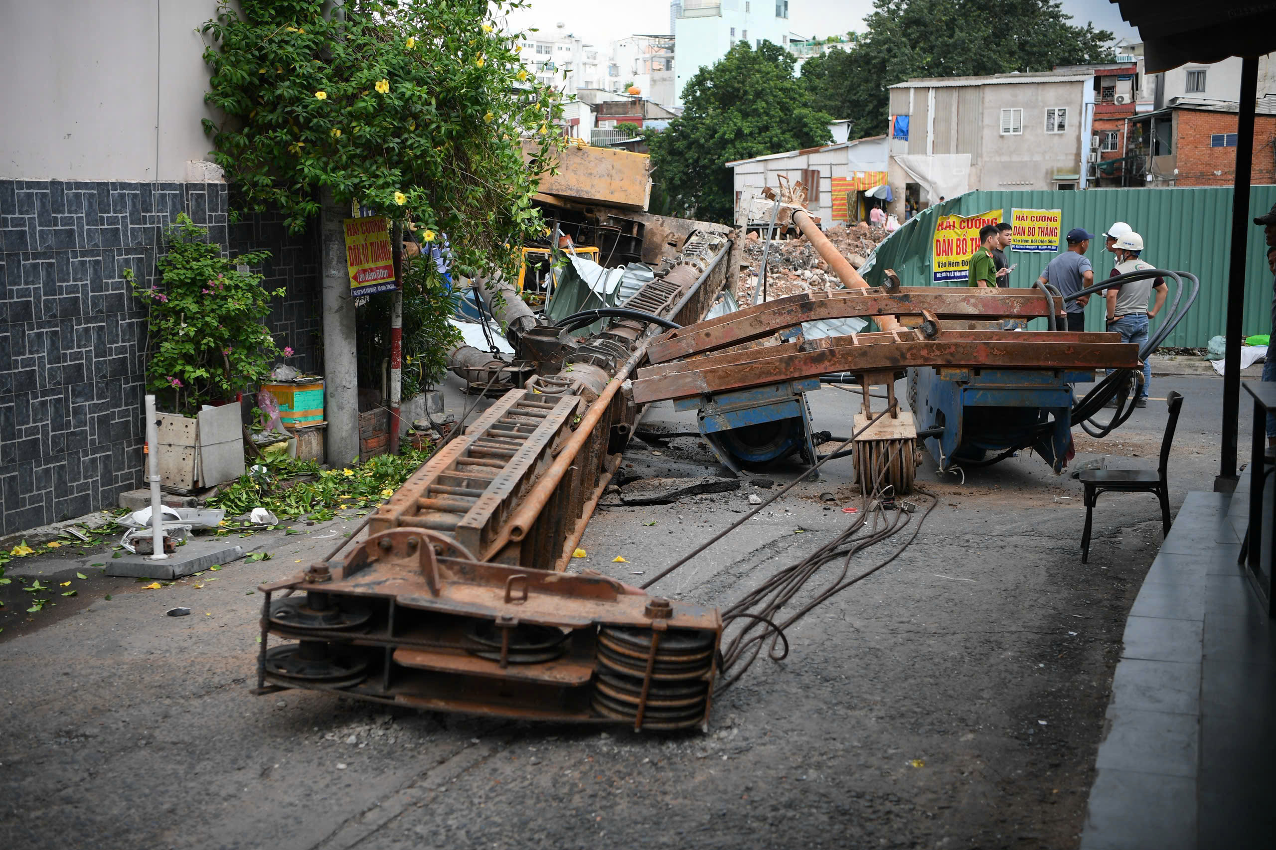 Máy thi công ngã ra đường tại dự án rạch Xuyên Tâm