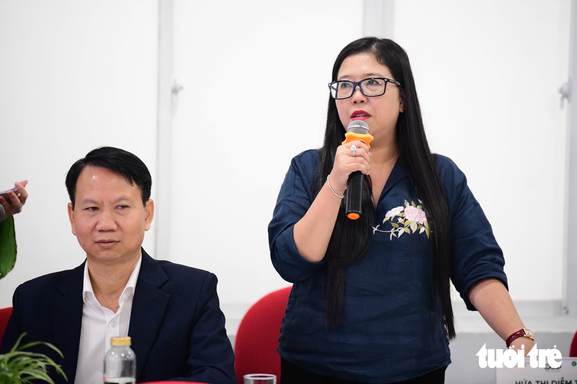 Bà Hứa Thị Diễm Trâm, Hiệu trưởng Trường THCS Hà Huy Tập, chia sẻ về vai trò của các hoạt động trải nghiệm trong việc giúp học sinh hiểu hơn về văn hóa và sản phẩm đặc trưng địa phương - Ảnh: QUANG ĐỊNH