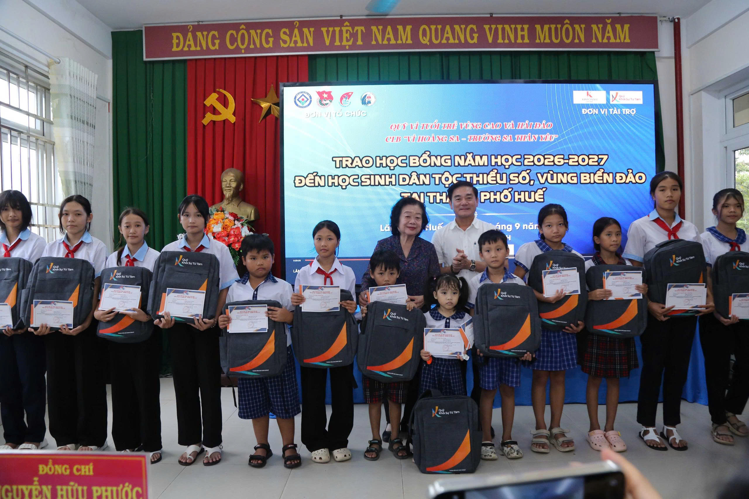 Bà Trương Mỹ Hoa, nguyên Phó chủ tịch nước, Chủ tịch Quỹ Vì tuổi trẻ vùng cao và hải đảo (tiền thân Quỹ học bổng Vừ A Dính) cùng ông Nguyễn Thuận trao học bổng cho học sinh