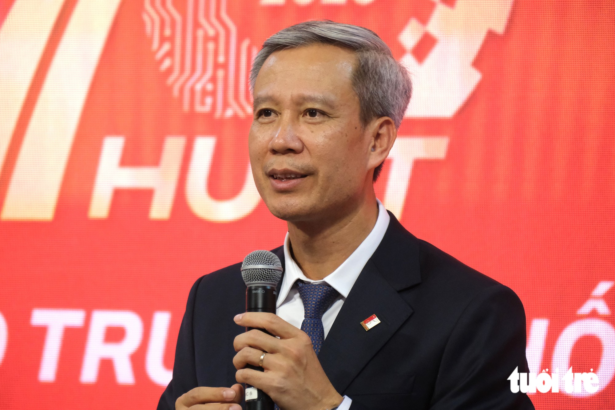GS.TS Lê Anh Tuấn - Giám đốc Đại học Bách khoa Hà Nội - chia sẻ tại lễ khai mạc triển lãm - Ảnh: NGUYÊN BẢO