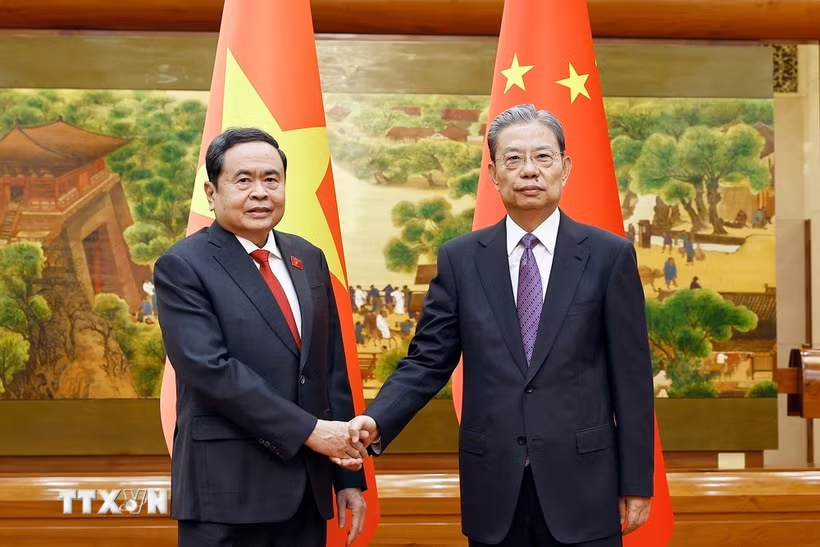 Chủ tịch Quốc hội Trần Thanh Mẫn chụp ảnh cùng Ủy viên trưởng Nhân đại toàn quốc Trung Quốc Triệu Lạc Tế chiều 12-10 - Ảnh: TTXVN
