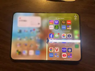 Chiếc iPhone Duo của người dùng chimchambam bị hỏng. Ảnh Reddit
