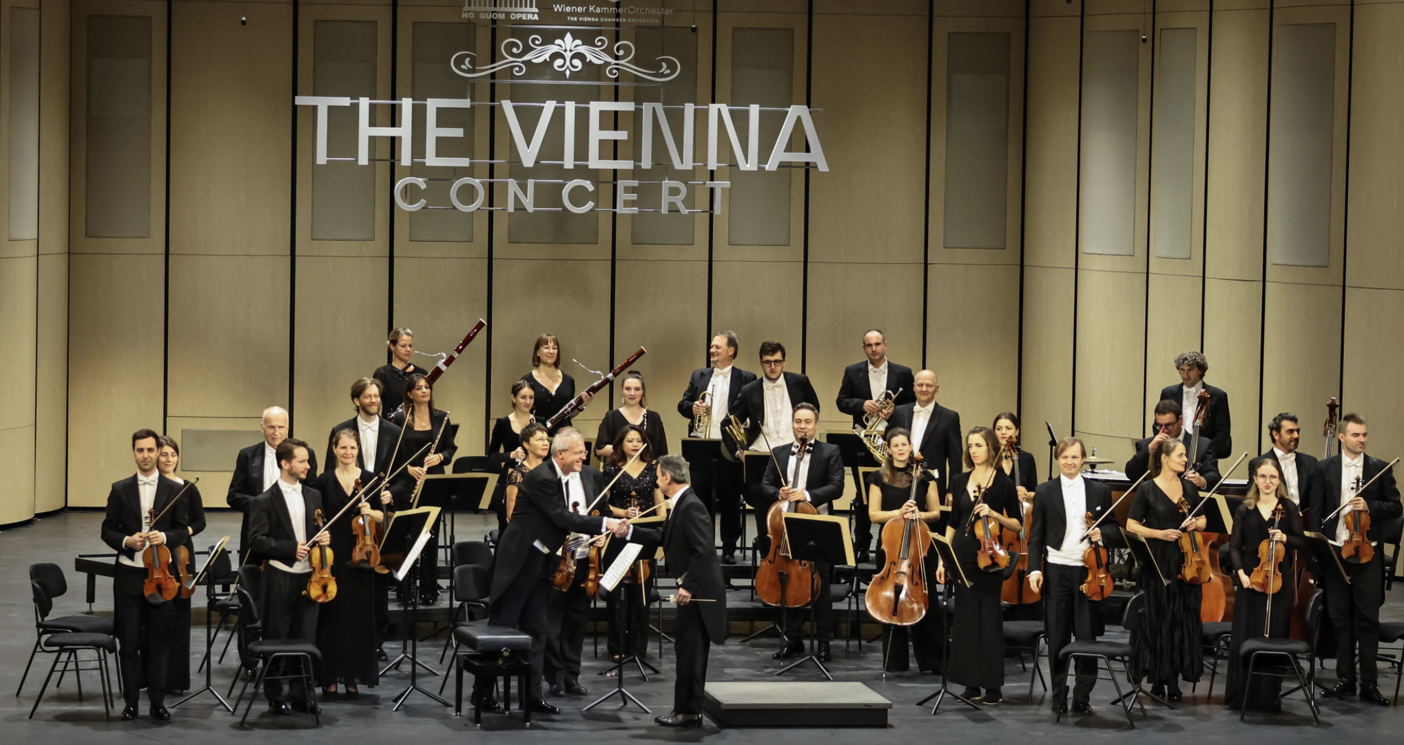Dàn nhạc Thính phòng Vienna đãi khán giả Hà Nội hai bản nhạc ngoài chương trình trong hòa nhạc hồi năm ngoái - Ảnh: BTC
