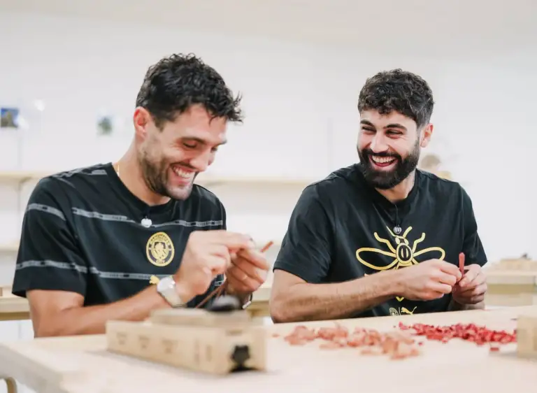 Mateo Kovacic (trái) và Josko Gvardiol cùng nhau trải nghiệm kỹ thuật làm đũa trong chuyến du đấu của Man City ở Hàn Quốc tháng 8/2026. Ảnh: Man City