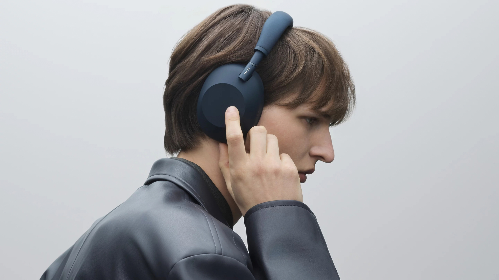Sony WH-1000XM6 họp online có ổn không khi có mute nhanh và micro điều hướng chùm sóng AI?- Ảnh 1.