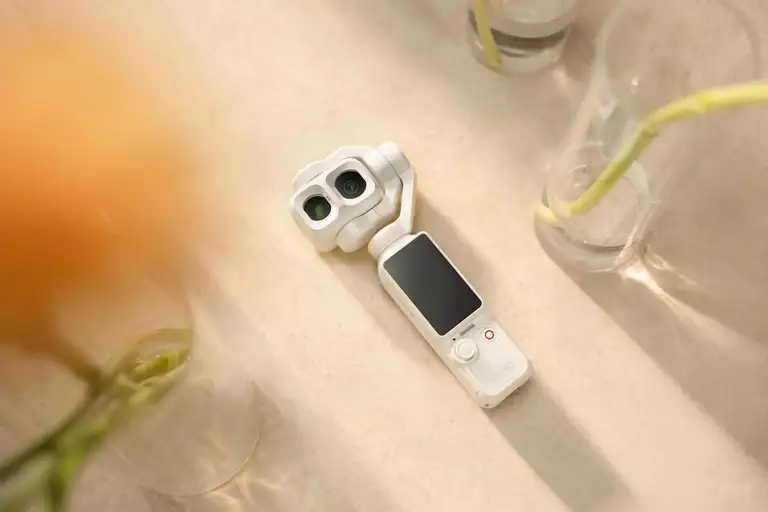 Sở hữu hệ thống hai camera chính mạnh mẽ gồm cảm biến góc rộng một inch đạt dải tương phản động 17 stop cùng màu D-Log 2, kết hợp ống kính tele 60mm f/1.8 xóa phông quang học tự nhiên.