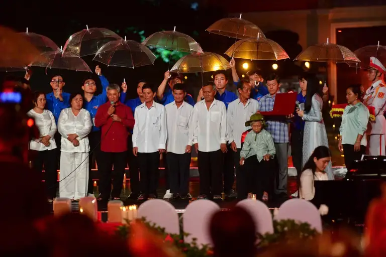 Trao kỷ vật cho gia đình Liệt sĩ Huỳnh Văn Quên tại điểm cầu Công viên Lê Thị Riêng, TP HCM. Ảnh: Thanh Tùng