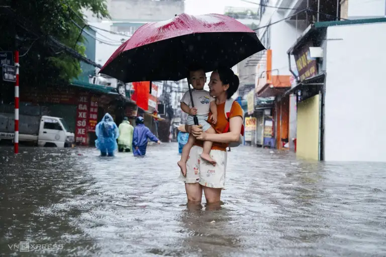 Tuyến đường ở thôn Nhân Mỹ, phường Từ Liêm ngập khoảng 0,5 m. Ảnh: Tùng Đinh