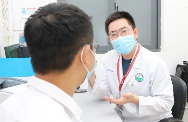 Bác sĩ Trung tư vấn cho người bệnh tại Bệnh viện Da Liễu TP HCM. Ảnh: Lan Anh
