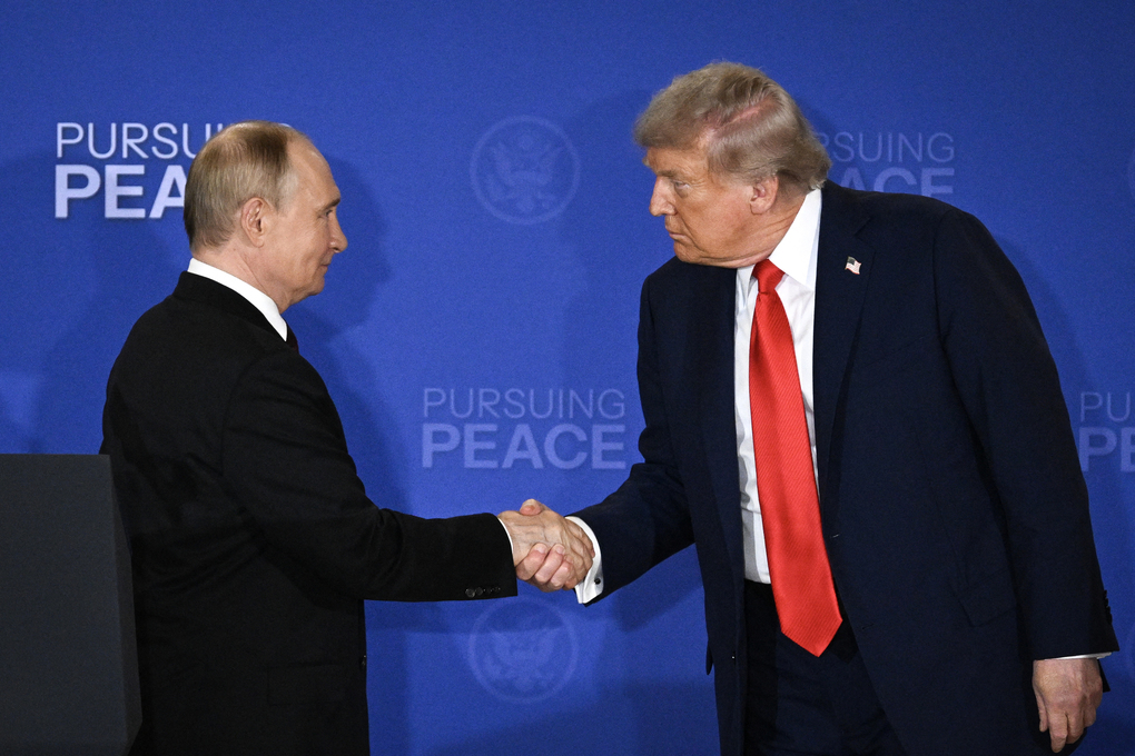 Tổng thống Mỹ Donald Trump (phải) bắt tay Tổng thống Nga Vladimir Putin khi kết thúc cuộc họp báo chung sau hội nghị thượng đỉnh tại Alaska ngày 15/8/2025. Ảnh: AFP