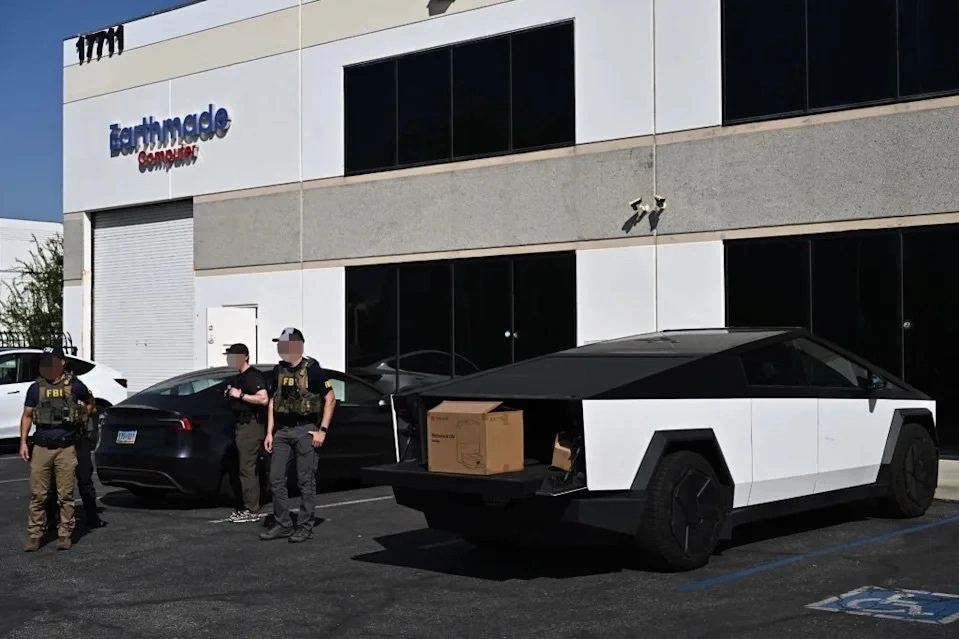 Đặc vụ FBI bên ngoài công ty Earthmade. Ảnh: California Post