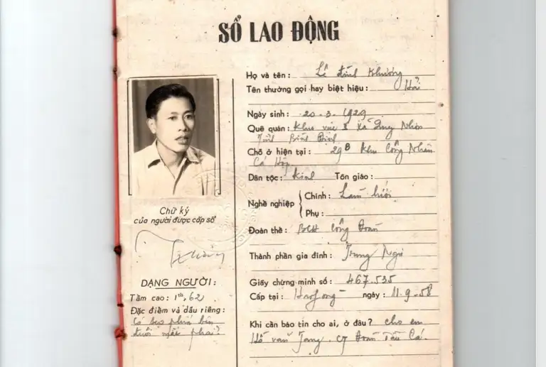 Sổ Lao động trong hồ sơ của ông Khương. Ảnh: Gia đình cung cấp