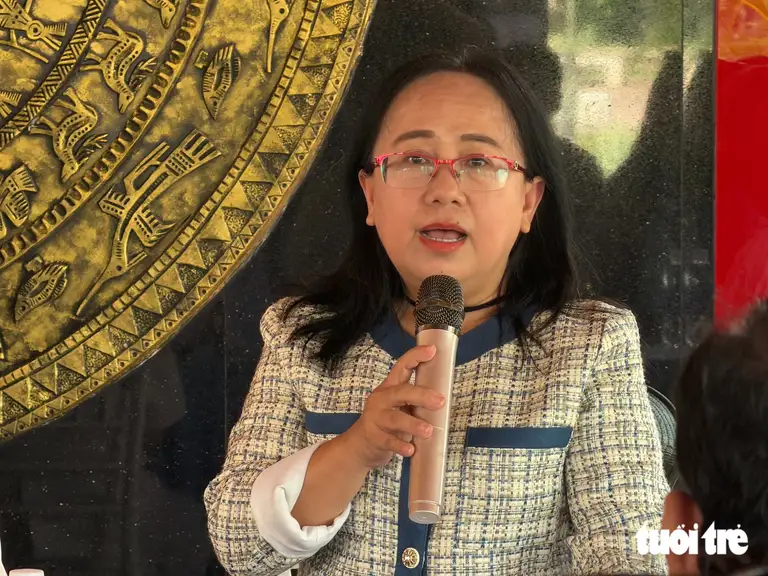 Bà Đinh Thị Thanh Thủy chia sẻ những gợi mở về đề tài sáng tác cho văn nghệ sĩ - Ảnh: HOÀI PHƯƠNG